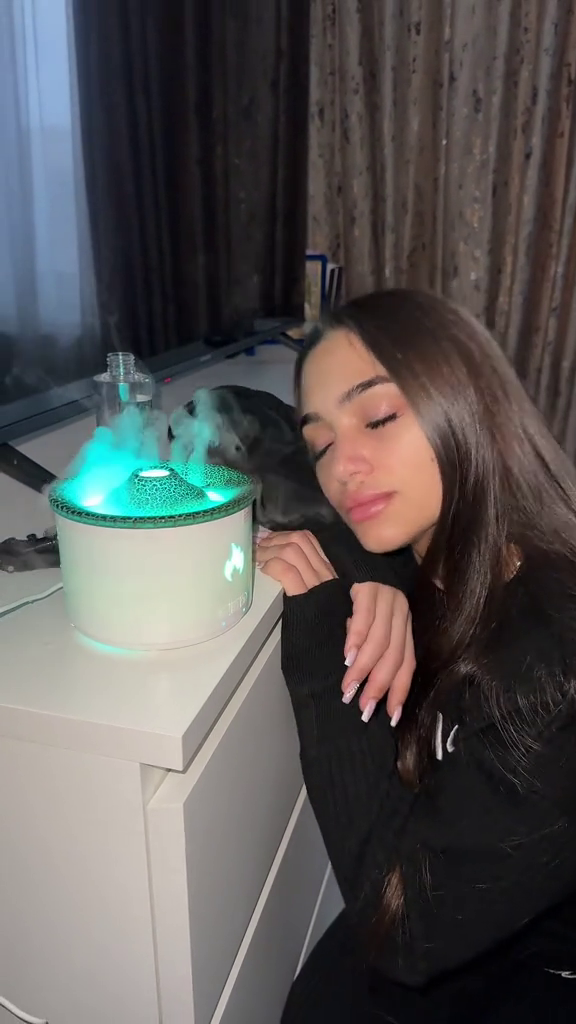 Umidificator cu Aromaterapie – Efect Vulcan & Flacără, LED Inteligent, Rezervor 300 ml