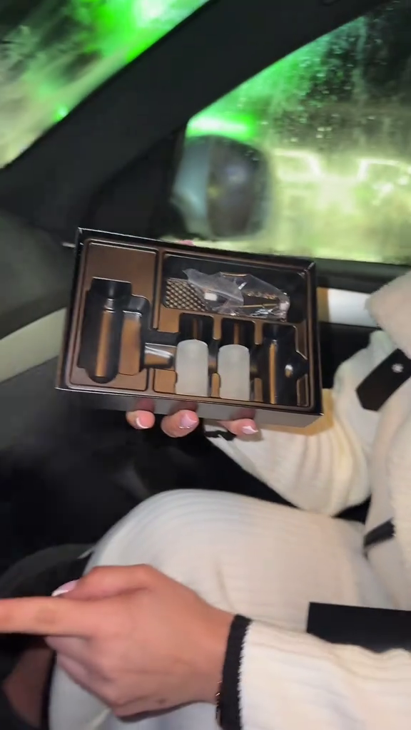 Pachet Difuzor Auto Premium Negru + 3 Parfumuri Cadou