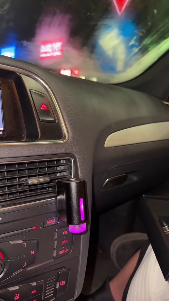 Pachet Difuzor Auto Premium Negru + 3 Parfumuri Cadou