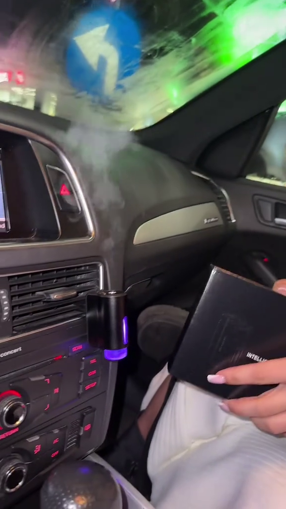 Pachet Difuzor Auto Premium Negru + 3 Parfumuri Cadou